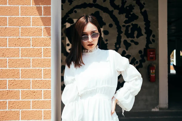 Retrato Una Hermosa Chica Pelo Largo Vestido Blanco Pie Frente — Foto de Stock