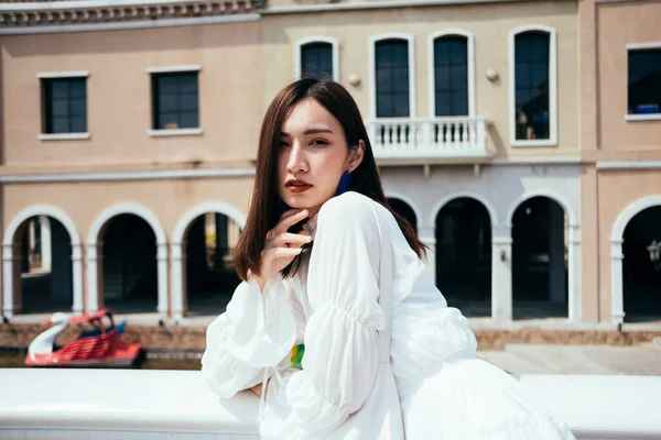 Beyaz Elbiseli Güzel Uzun Saçlı Kızın Portresi Beyaz Köprünün Barikatında — Stok fotoğraf