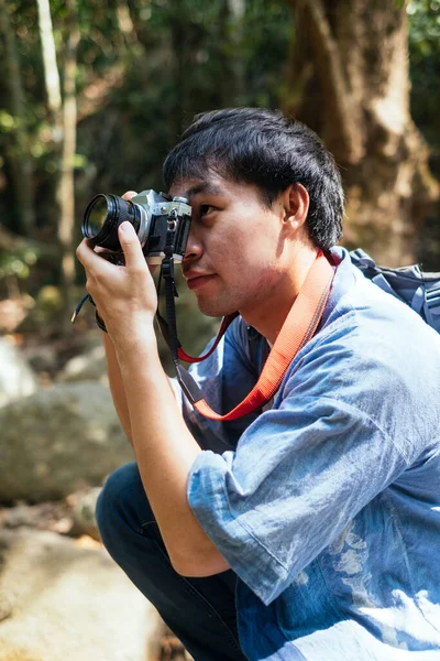 Escursionista Maschio Seduto Sulla Roccia Prendere Resto Momento Scattare Una — Foto Stock