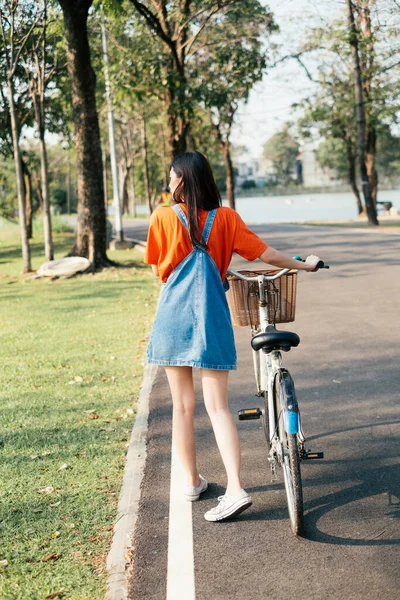 Menina Cabelo Longo Camiseta Laranja Jeans Jumper Andando Com Sua — Fotografia de Stock