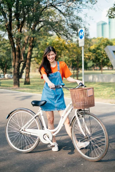 Hosszú Hajú Lány Narancssárga Pólóban Farmer Pulóverben Áll Biciklijével Úton — Stock Fotó