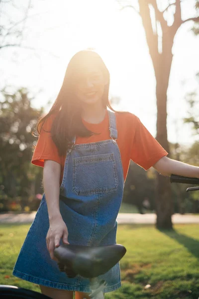Gambar Siluet Gadis Rambut Panjang Dengan Kaos Oranye Dan Celana — Stok Foto