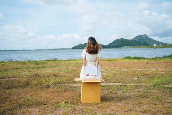 돌아보면 아시아 타이이 여인이 호수에 간판을 곱슬머리를 — 스톡 사진