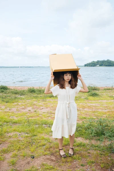 Jovem Asiático Tailandês Mulher Hipster Encaracolado Penteado Vestido Branco Brincando — Fotografia de Stock