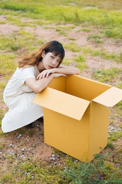 아시아 타이이 여인이 야외에서 상자를 곱슬곱슬 머리를 — 스톡 사진