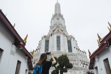 Wat Arun 'da fotoğraf çeken Asyalı turist.