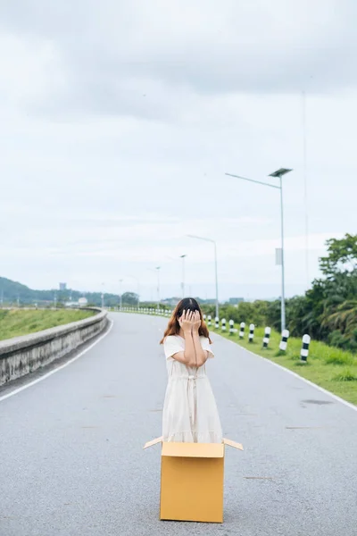 Jovem Asiático Tailandês Mulher Hipster Encaracolado Penteado Vestido Branco Dentro — Fotografia de Stock