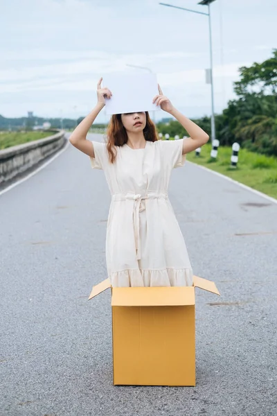 Mladý Asijský Thajská Žena Hipster Kudrnatý Účes Bílý Šaty Stojící — Stock fotografie