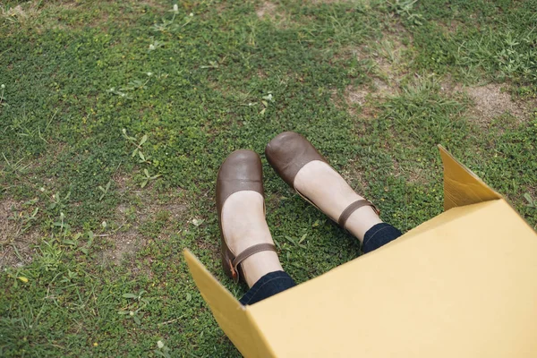 Pernas Mulher Usando Sapatos Saiu Caixa Papelão Campo Prado Verde — Fotografia de Stock