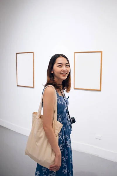 Ung Asiatisk Thai Kvinna Blå Klänning Njuta Sightseeing Konstverk Galleri — Stockfoto