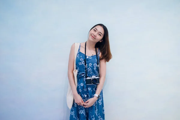 Porträtt Ung Asiatisk Thai Kvinna Blå Klänning Med Kameran Isolera — Stockfoto