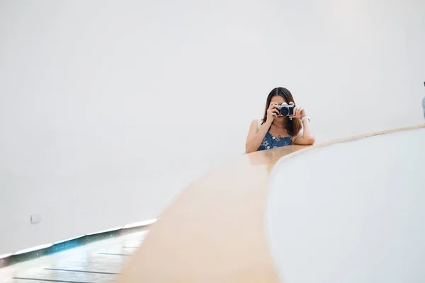 Молода Азіатська Тайська Жінка Блакитній Сукні Фотографується Кінокамерою Сходах — стокове фото