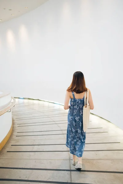 Visão Traseira Jovem Asiático Tailandês Mulher Vestido Azul Andando Escada — Fotografia de Stock