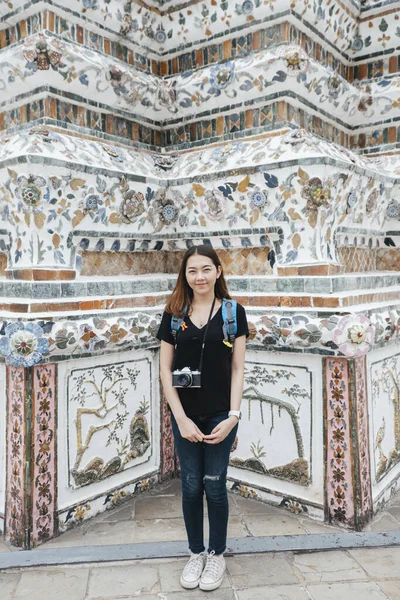 Retrato Jovem Ásia Mochileiro Mulher Wat Arun Templo — Fotografia de Stock