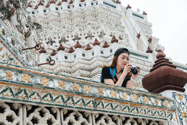 Asiático Mochileiro Mulher Wat Arun Desfrutar Tirar Foto Templo — Fotografia de Stock
