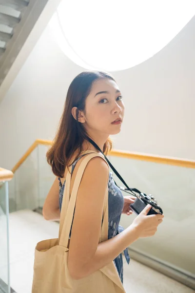 Retrato Jovem Ásia Tailandês Mulher Azul Vestido Segurando Câmera Pano — Fotografia de Stock