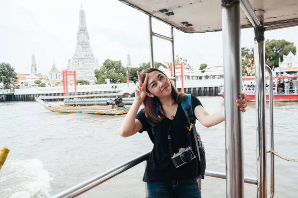 Backpacker Kvinna Reser Båten Vid Chao Praya Floden — Stockfoto