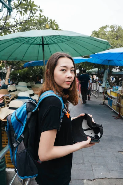 背包客妇女喜欢在当地市场的街头食物中寻找食物 — 图库照片