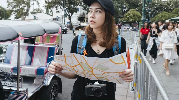 Beautiful Hipster Asian Woman Casual Black Shirt Looking Map Traveling — Stock Photo, Image