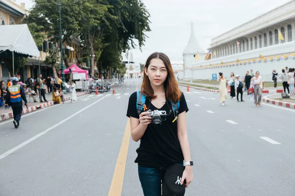 Retrato Jovem Mulher Asiática Viajar Bangkok Estrada Perto Wat Arun — Fotografia de Stock