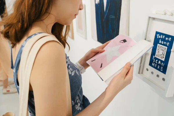 美しいヒップスターアジアの女性で青いドレス本を読んでギャラリー博物館でアートワークを見て — ストック写真
