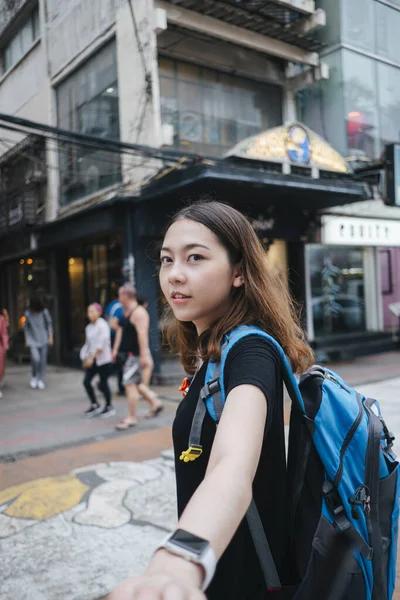 Девушка Рюкзаком Путешествует Центру Бангкока — стоковое фото