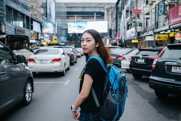 Красивый Молодой Азиатский Турист Путешествует Бангкоке Одиночку — стоковое фото