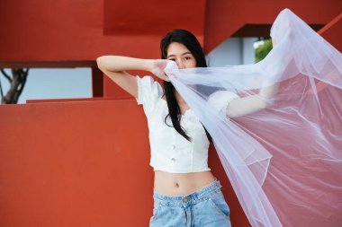 Beyaz peçeli, Asyalı, genç, uzun, siyah saçlı bir gelinin portresi. Bangsaen Tayland.