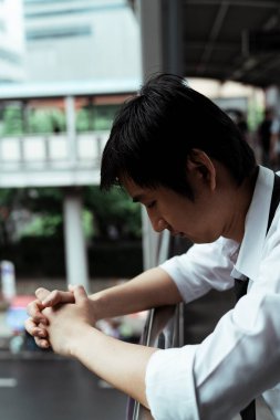 Yolun aşağısına bakan işadamının yan manzarası..