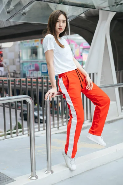 Retrato Moda Jovem Asiática Bonita Camisa Branca Calça Esportiva Vermelha — Fotografia de Stock