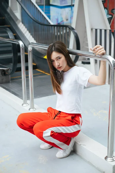 Fashion Portrait Mooie Aziatische Jonge Vrouw Wit Shirt Rode Sportbroek — Stockfoto