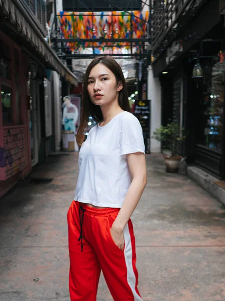 Retrato Moda Jovem Asiática Bonita Camisa Branca Calça Esportiva Vermelha — Fotografia de Stock