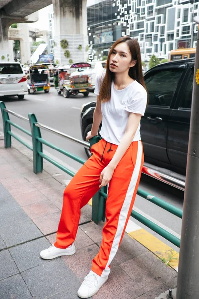 Retrato Moda Jovem Asiática Bonita Camisa Branca Calça Esporte Vermelho — Fotografia de Stock