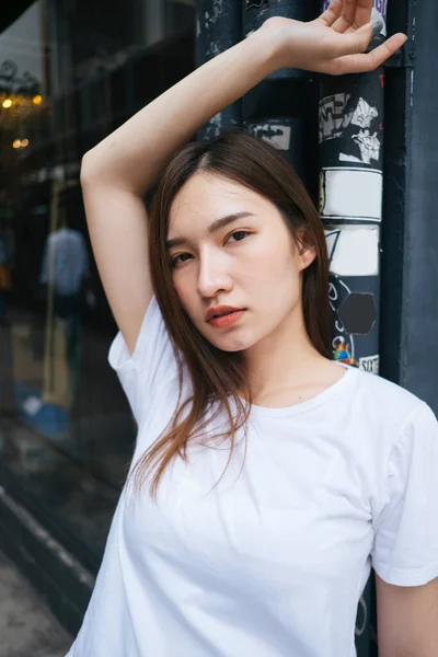 Close Retrato Moda Bonita Asiático Jovem Mulher Camisa Branca — Fotografia de Stock