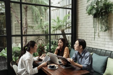 Genç girişimci iş adamları bir şeye yatırım yapmadan önce plan hakkında tartışıyorlar. Genç iş adamları kafeteryadaki iş arkadaşlarıyla proje hakkında konuşuyorlar. İş adamları kurumsal iletişimle tanışıyor. Üç genç Asyalı iş adamı çalışıyor.