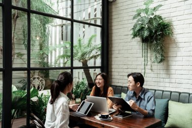 Genç girişimci iş adamları bir şeye yatırım yapmadan önce plan hakkında tartışıyorlar. Genç iş adamları kafeteryadaki iş arkadaşlarıyla proje hakkında konuşuyorlar. İş adamları kurumsal iletişimle tanışıyor. Üç genç Asyalı iş adamı çalışıyor.