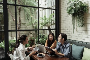 Genç girişimci iş adamları bir şeye yatırım yapmadan önce plan hakkında tartışıyorlar. Genç iş adamları kafeteryadaki iş arkadaşlarıyla proje hakkında konuşuyorlar. İş adamları kurumsal iletişimle tanışıyor. Üç genç Asyalı iş adamı çalışıyor.