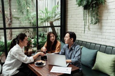 Genç girişimci iş adamları bir şeye yatırım yapmadan önce plan hakkında tartışıyorlar. Genç iş adamları kafeteryadaki iş arkadaşlarıyla proje hakkında konuşuyorlar. İş adamları kurumsal iletişimle tanışıyor. Üç genç Asyalı iş adamı çalışıyor.