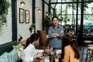 Asyalı genç bir iş adamı çalışanından fikir alıyor..