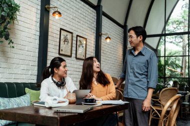 Üç yakın arkadaş uzun zaman sonra bir araya geldiler. Birbirlerini görmediler..