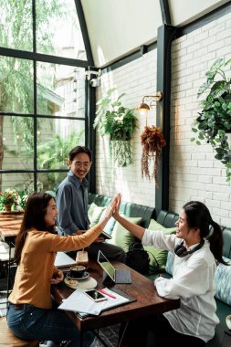 Görevlerini tamamladıktan sonra başarılı bir iş ekibi beşlik çakıyor..