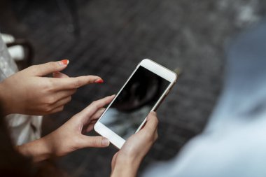 Cep telefonu kullanan insanları yargılamak.