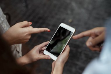 Cep telefonu kullanan insanları yargılamak.