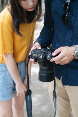 Fotoğrafçı ve model çektikleri fotoğrafa bakarken kesilmiş kamera görüntüleri..