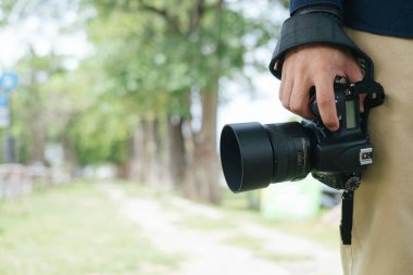 Erkek fotoğrafçı fotokopi çekerken dijital kameranın kesilmiş görüntüsü..