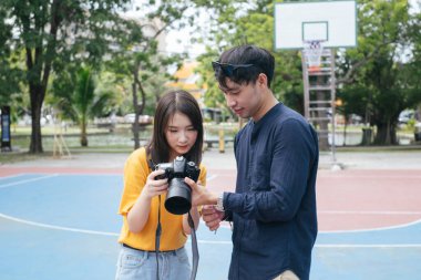 Erkek fotoğrafçı ve kız model dijital kamerada fotoğrafa birlikte bakın..