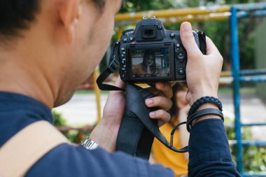 Kameraman oyun alanında çalışırken kamera görüntüsü kırpıldı.