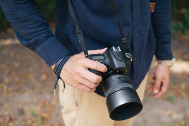 Fotoğrafçı ara verirken dijital kameranın kesilmiş görüntüsü..