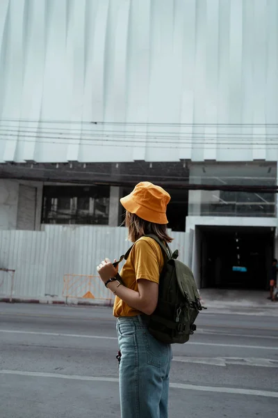 Yellow Backpacker Woman Standing Front Construction Area Looking Area Green — Stock Photo, Image