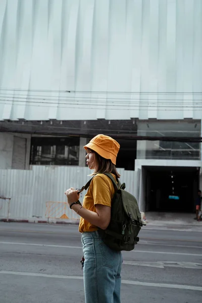 Yellow Backpacker Woman Standing Front Construction Area Green Backpack While — Stock Photo, Image